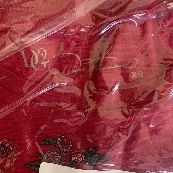 NWT DG2 BY DIANE GILMAN FLORAL EMBROIDERED SHORT SLEEVE TEE RED XS - Picture 7 of 9